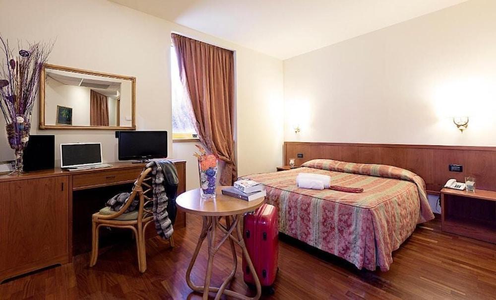 Hotel Tivoli Esterno foto